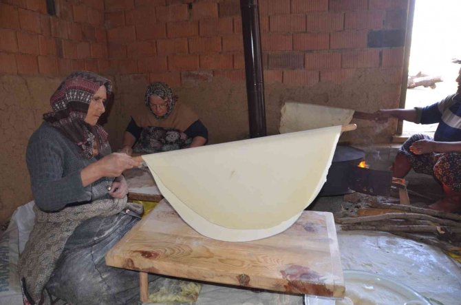 Yarım asrı aşkındır imece usulü yufka yapıyorlar