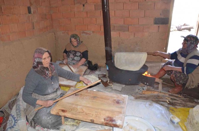 Yarım asrı aşkındır imece usulü yufka yapıyorlar