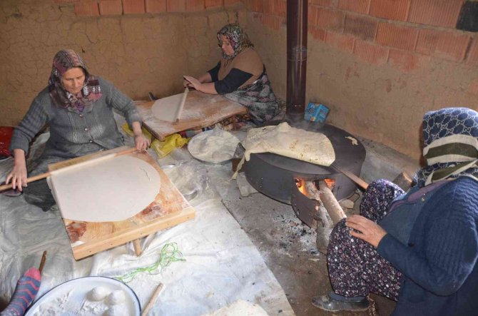 Yarım asrı aşkındır imece usulü yufka yapıyorlar