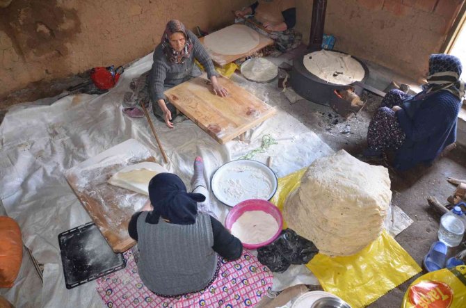 Yarım asrı aşkındır imece usulü yufka yapıyorlar