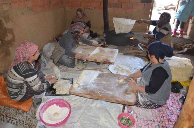 Yarım asrı aşkındır imece usulü yufka yapıyorlar