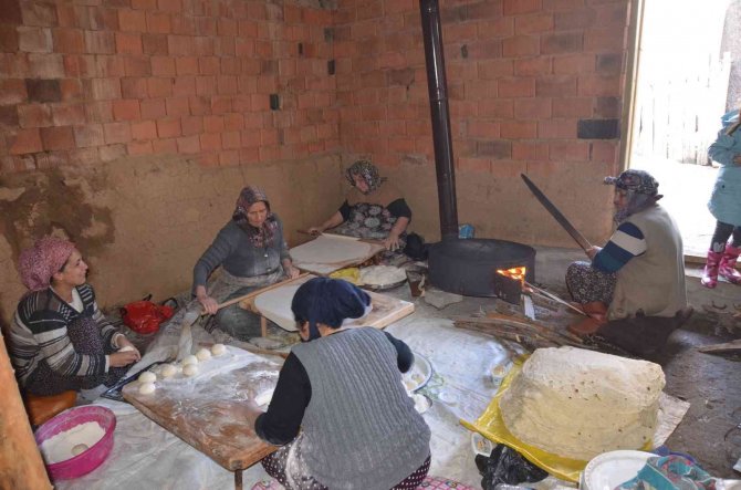 Yarım asrı aşkındır imece usulü yufka yapıyorlar