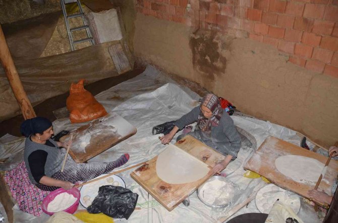 Yarım asrı aşkındır imece usulü yufka yapıyorlar