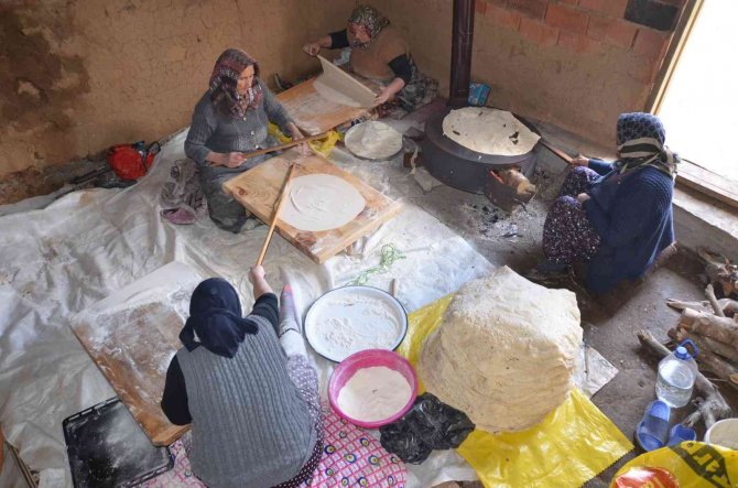 Yarım asrı aşkındır imece usulü yufka yapıyorlar