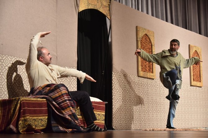 “Ziyafet Sofrası” oyunu, Konyalı tiyatro severlerle buluştu