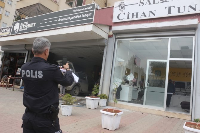 Silahlı saldırıya uğrayan berber yaralandı