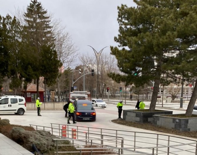Alacağını alamayan işçi belediyenin makam aracını haczettirdi