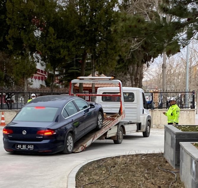 Alacağını alamayan işçi belediyenin makam aracını haczettirdi