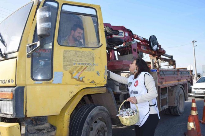 Araç sürücülerine 5 bin paket Osmaniye fıstığı dağıtıldı