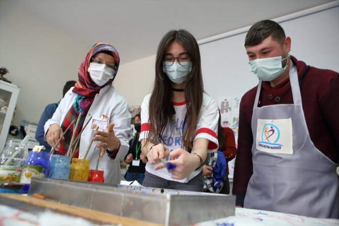 İspanya ve Çekya'dan gelen öğrenciler çömlek ve ebru yaptı