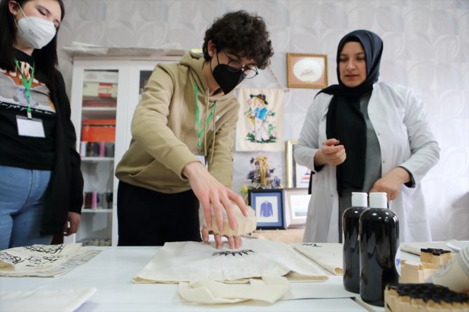 İspanya ve Çekya'dan gelen öğrenciler çömlek ve ebru yaptı