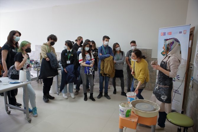 İspanya ve Çekya'dan gelen öğrenciler çömlek ve ebru yaptı