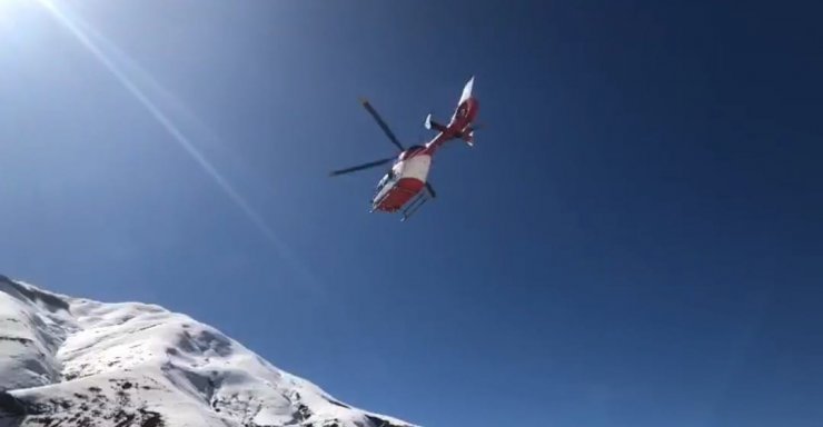 Çığ riskiyle yol kapatıldı, hasta için ambulans helikopter havalandı 