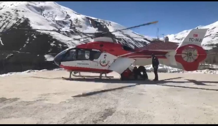 Çığ riskiyle yol kapatıldı, hasta için ambulans helikopter havalandı 