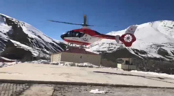 Çığ riskiyle yol kapatıldı, hasta için ambulans helikopter havalandı 
