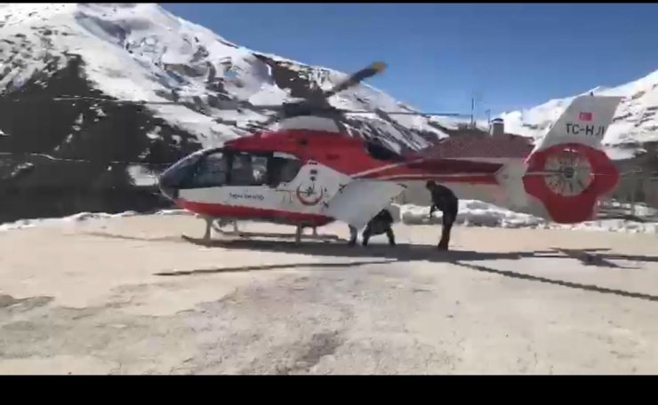 Çığ riskiyle yol kapatıldı, hasta için ambulans helikopter havalandı 
