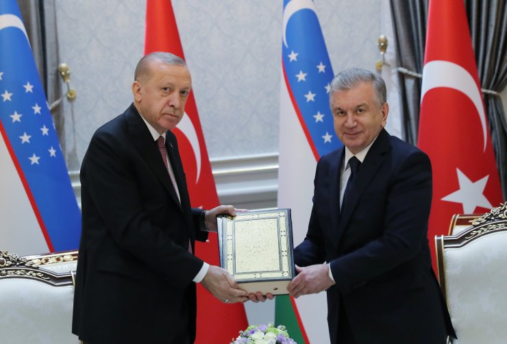Cumhurbaşkanı Erdoğan, mevkidaşı Mirziyoyev’e Ali Şir Nevai Kulliyatı’nı hediye etti
