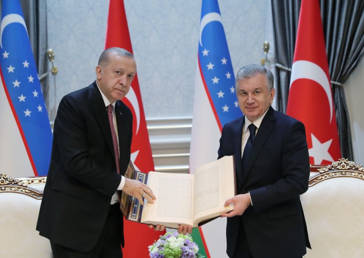 Cumhurbaşkanı Erdoğan, mevkidaşı Mirziyoyev’e Ali Şir Nevai Kulliyatı’nı hediye etti