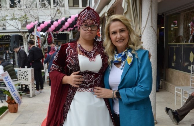 Down sendromlu Gülce’nin hayalini podyumda gerçekleştirdiler