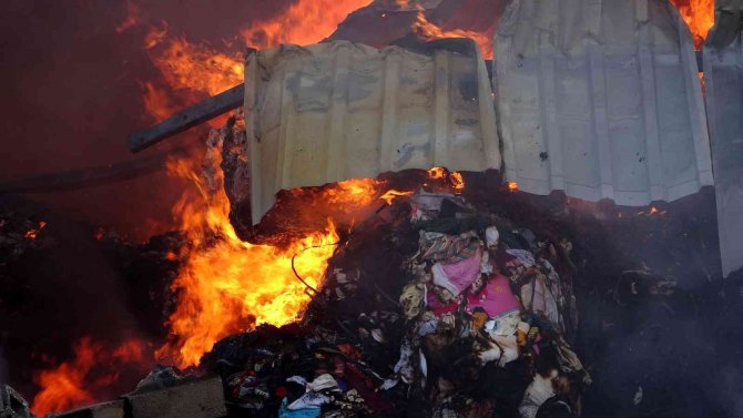 Geri dönüşüm fabrikasında çıkan yangın hala devam ediyor