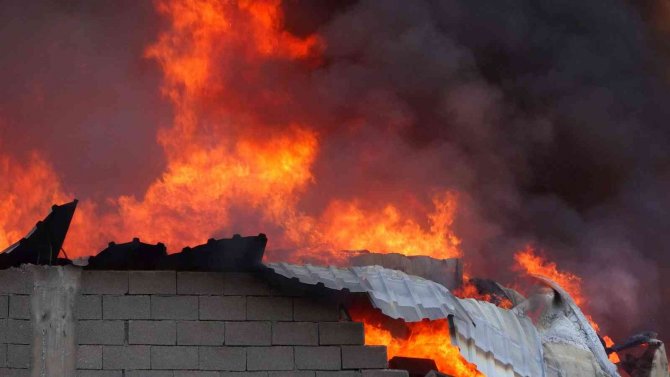 Geri dönüşüm fabrikasında çıkan yangın hala devam ediyor