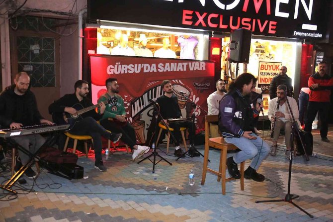 Günün yorgunluğunu sokak konserleriyle atıyorlar