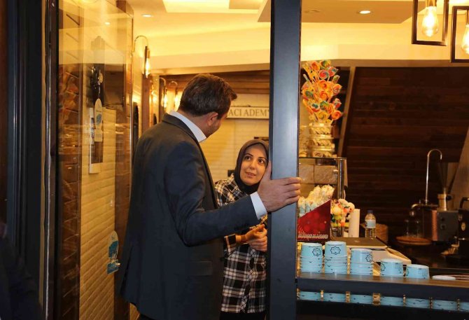 Günün yorgunluğunu sokak konserleriyle atıyorlar