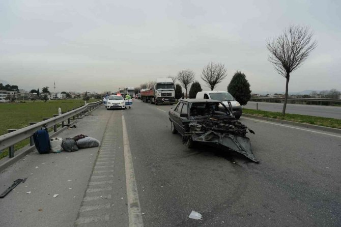 Hurdaya dönen araçtan sağ kurtuldular