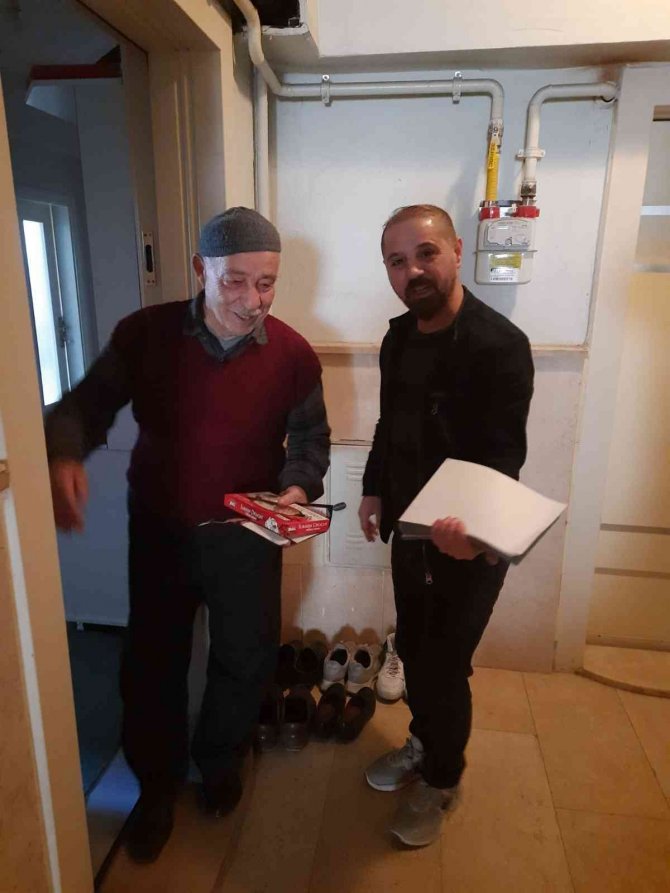 Kapı kapı gezip imsakiye ve lokum dağıttı