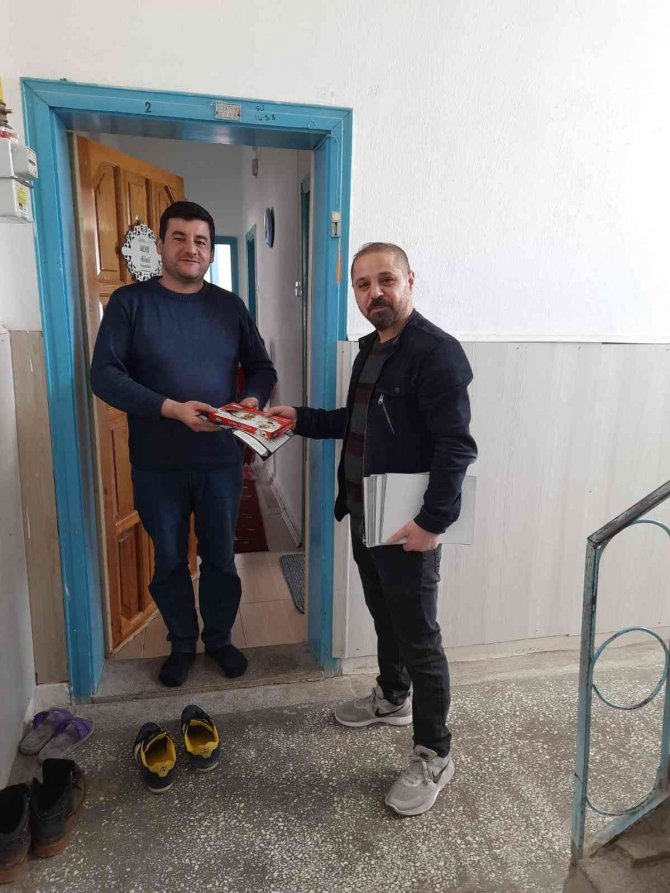 Kapı kapı gezip imsakiye ve lokum dağıttı