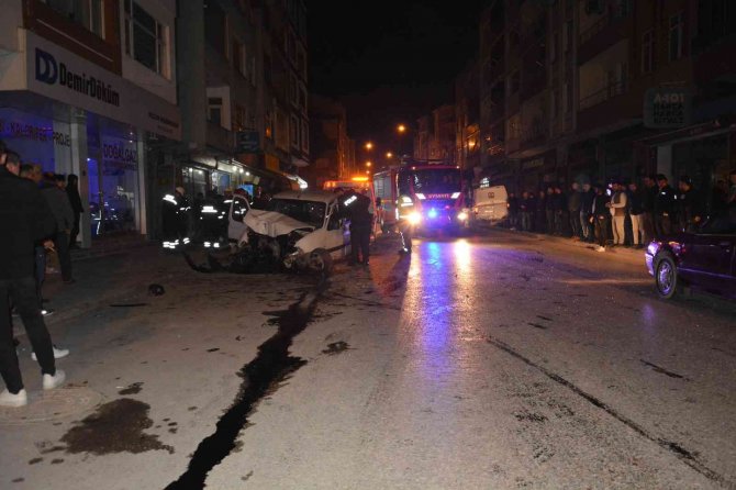 Kontrolden çıkan araç caddeyi birbirine kattı