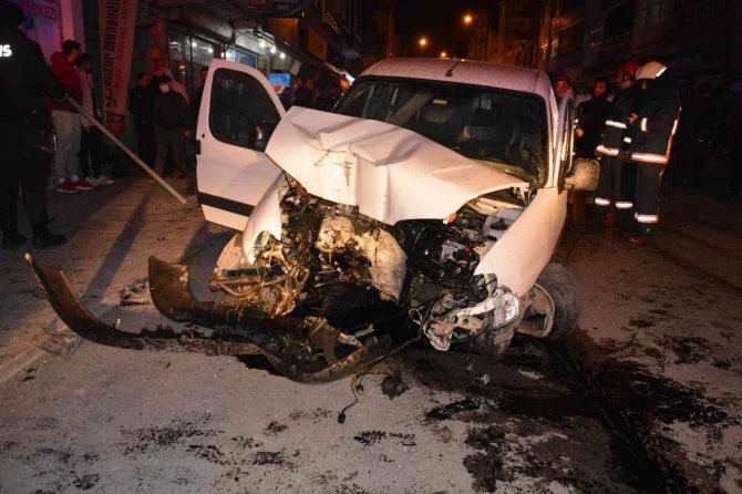 Kontrolden çıkan araç caddeyi birbirine kattı