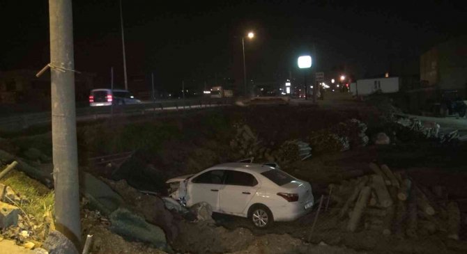 Kontrolden çıkan otomobil kütük dolu alana uçtu