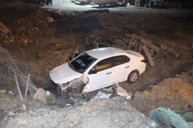 Kontrolden çıkan otomobil kütük dolu alana uçtu