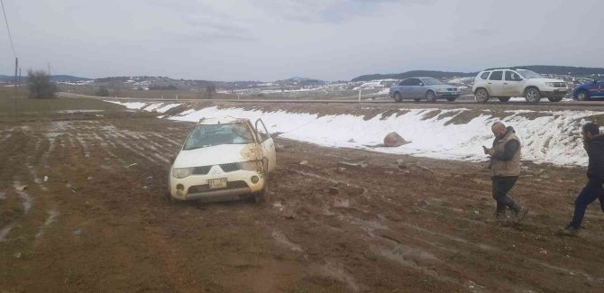 Lastiği patlayan pikap takla atıp tarlaya uçtu