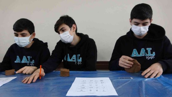 Lise öğrencilerine “Hititçe çivi yazısı” eğitimi