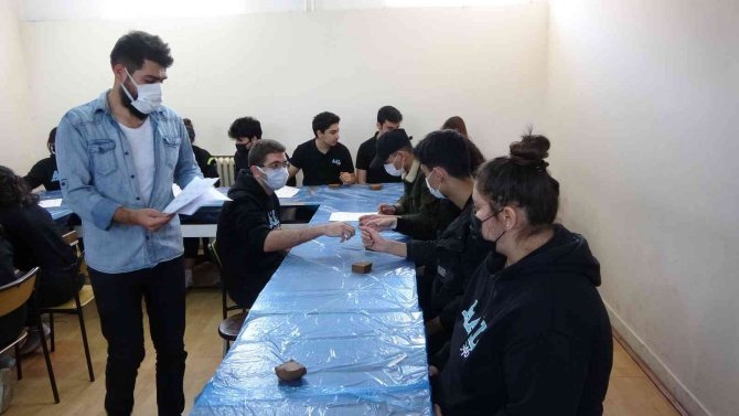 Lise öğrencilerine “Hititçe çivi yazısı” eğitimi