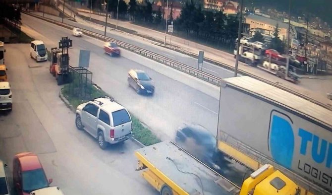 Makas atarken, park halindeki tıra böyle girdi