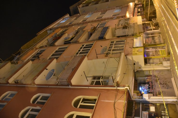 Malatya'da, kolonlarından 'ses' gelen 45 yıllık Dağlı Apartmanı tahliye edildi