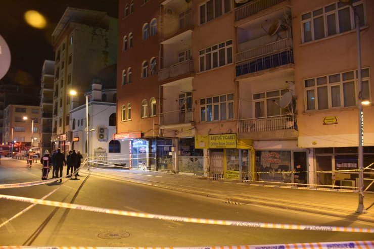 Malatya'da, kolonlarından 'ses' gelen 45 yıllık Dağlı Apartmanı tahliye edildi