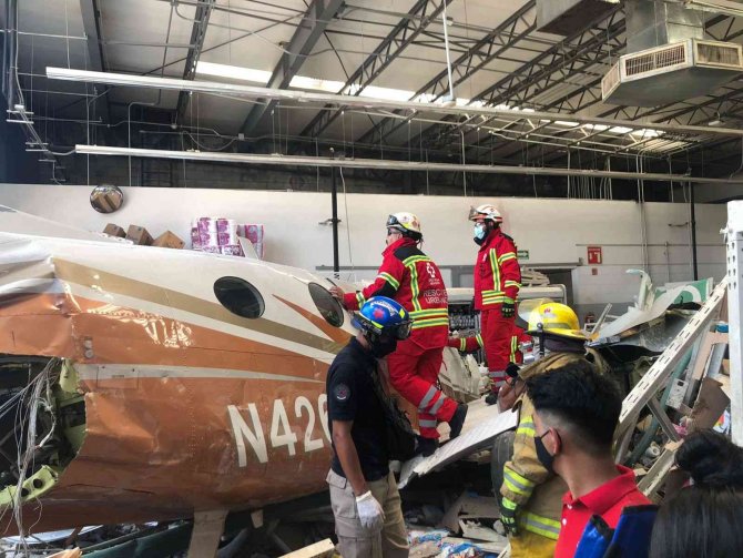 Meksika’da küçük uçak süpermarketin üzerine düştü: 3 ölü, 5 yaralı