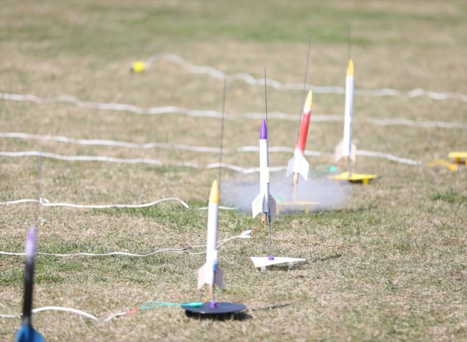 Öğrencilerin tasarladığı "model roketler" fırlatıldı