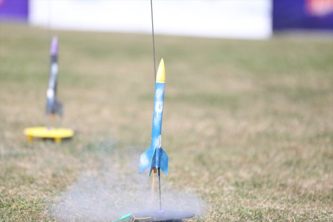 Öğrencilerin tasarladığı "model roketler" fırlatıldı