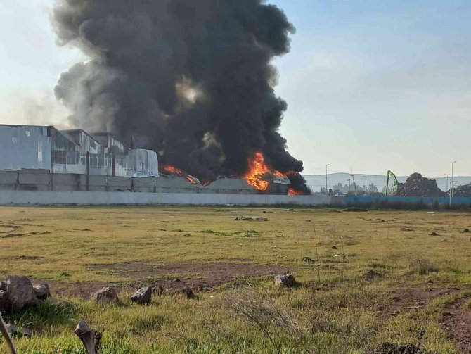 Osmaniye’de geri dönüşüm fabrikasında yangın