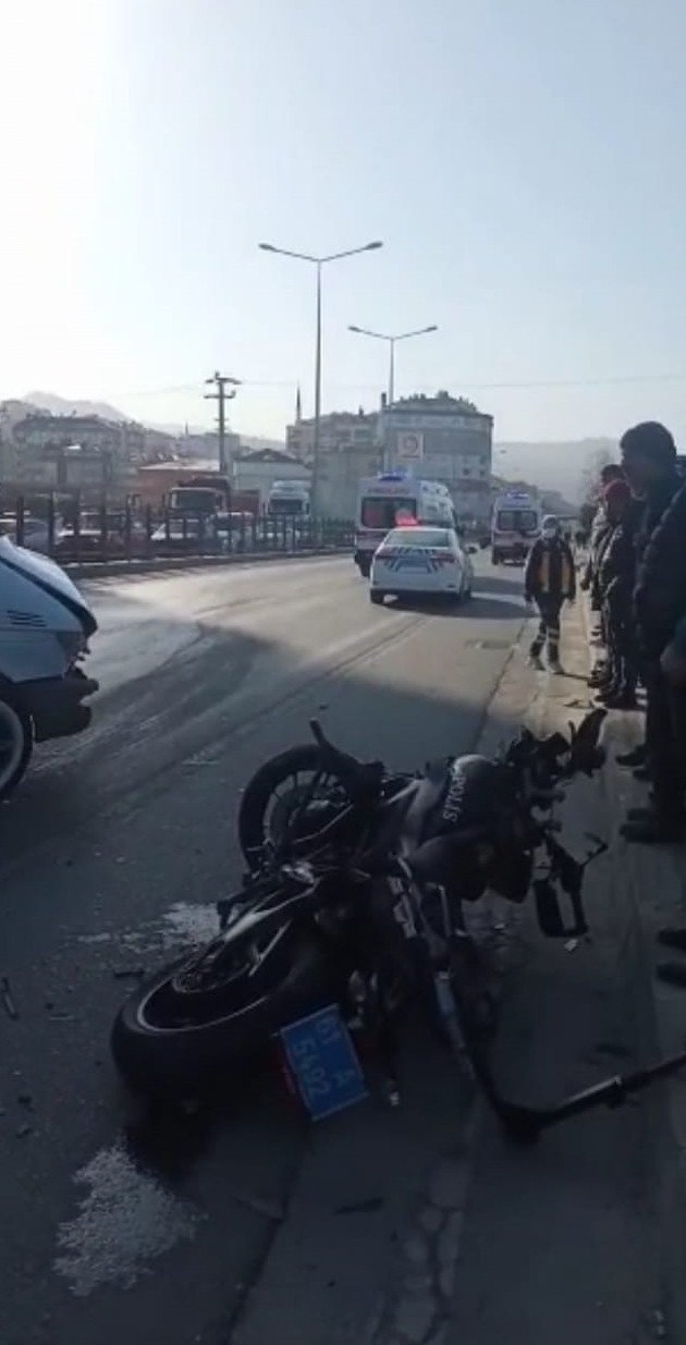 Polis motosikleti ile dolmuş minibüsün çarpışma anı kamerada