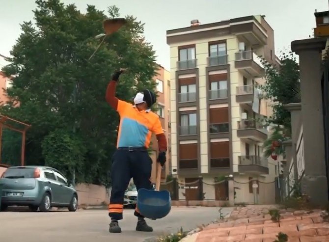 Sokaklarının çılgın süpürgecisi