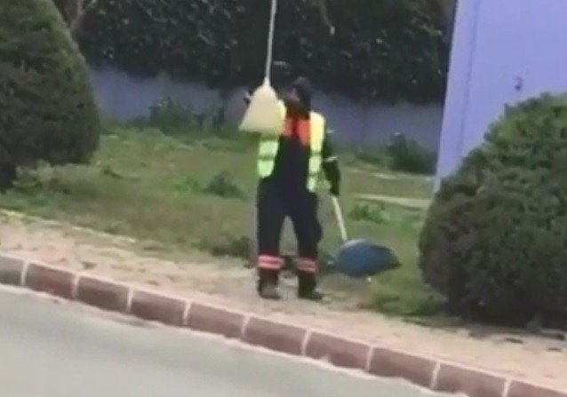 Sokaklarının çılgın süpürgecisi