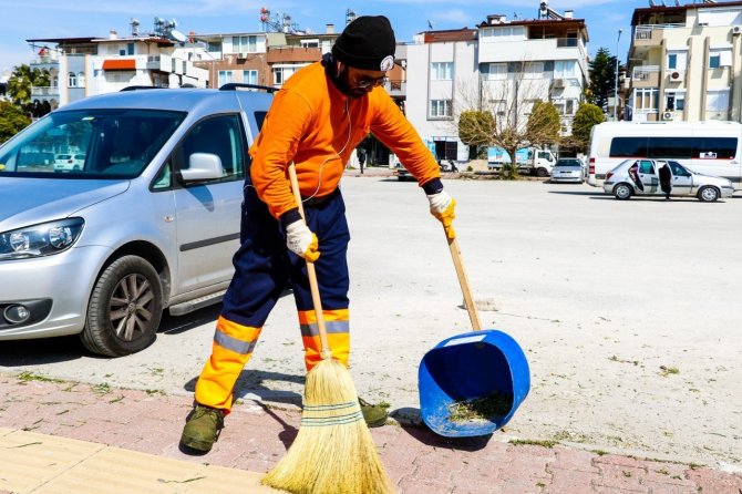 Sokaklarının çılgın süpürgecisi