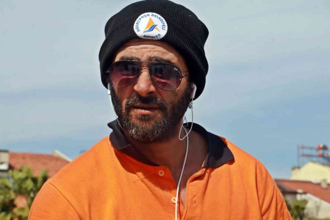 Sokaklarının çılgın süpürgecisi