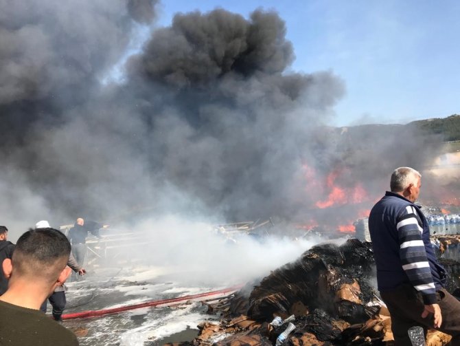 Su fabrikasındaki yangına pet şişeyle müdahale